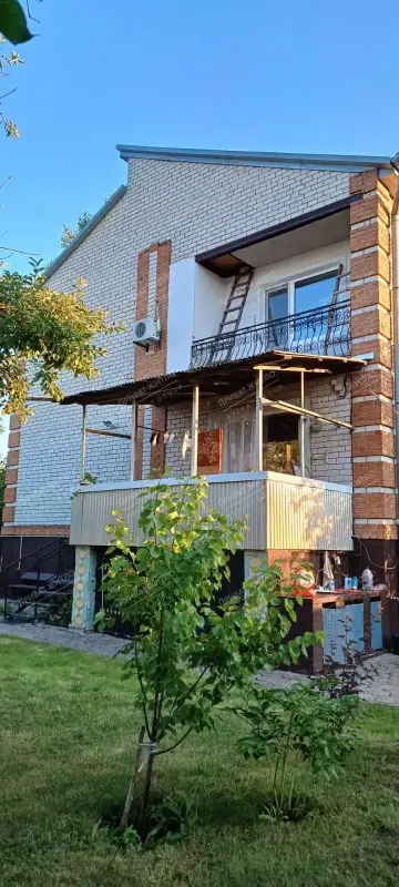 У продажу шикарний особняк на Вакуленцях! Цегляний будинок, побудований у 2004 році, має два поверхи і шість кімнат.У будинку зроблено євроремонт, встановлені всі необхідні комунікації, пластикові вікна, на підлозі ламинат, а дах покритий металочерепицею.На прилеглій ділянці площею 6 соток ви знайдете простір для садівництва, відпочинку або інших особистих проектів. Цей будинок ідеально підійде для великої родини, яка шукає комфортне та сучасне житло в спокійному районі.Не втрачайте можливості стати власником цього чудового особняка на Вакуленцях!