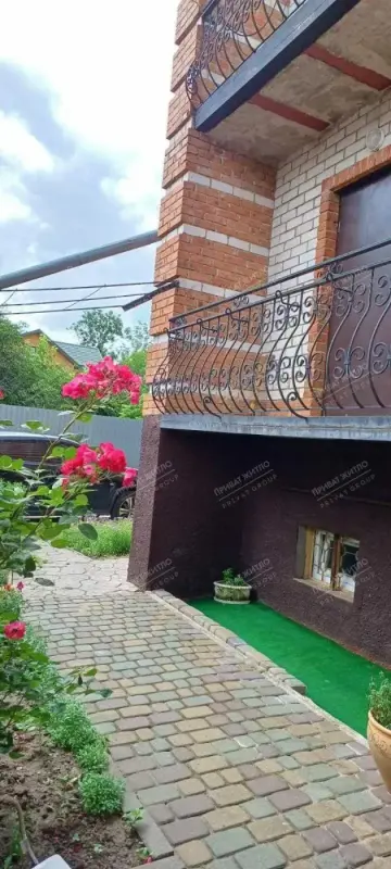 У продажу шикарний особняк на Вакуленцях! Цегляний будинок, побудований у 2004 році, має два поверхи і шість кімнат.У будинку зроблено євроремонт, встановлені всі необхідні комунікації, пластикові вікна, на підлозі ламинат, а дах покритий металочерепицею.На прилеглій ділянці площею 6 соток ви знайдете простір для садівництва, відпочинку або інших особистих проектів. Цей будинок ідеально підійде для великої родини, яка шукає комфортне та сучасне житло в спокійному районі.Не втрачайте можливості стати власником цього чудового особняка на Вакуленцях!