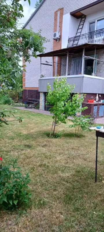 У продажу шикарний особняк на Вакуленцях! Цегляний будинок, побудований у 2004 році, має два поверхи і шість кімнат.У будинку зроблено євроремонт, встановлені всі необхідні комунікації, пластикові вікна, на підлозі ламинат, а дах покритий металочерепицею.На прилеглій ділянці площею 6 соток ви знайдете простір для садівництва, відпочинку або інших особистих проектів. Цей будинок ідеально підійде для великої родини, яка шукає комфортне та сучасне житло в спокійному районі.Не втрачайте можливості стати власником цього чудового особняка на Вакуленцях!