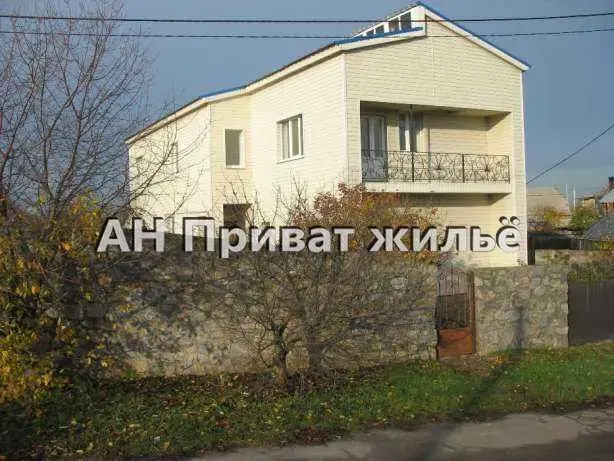 Продаю будинок в Івонченцях. Пл 300/224/30м2. Газ, вода в будинку. Каналізація зливна яма. Всі зручності в будинку. Вікна мет.пластик. Два гаражі. Двір окремий. Висота стелі 2,8м. Ділянка 6 сот. Чудовий будинок з євроремонтом.