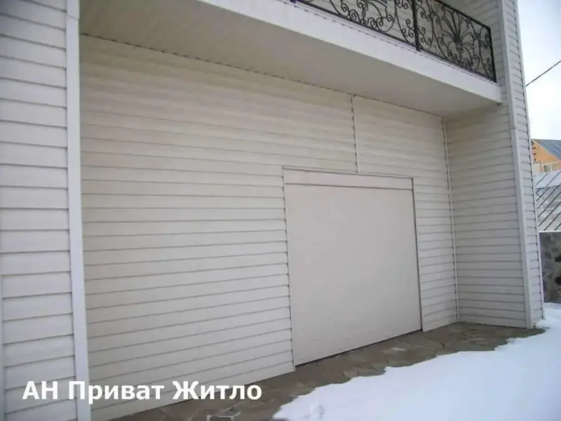 Продаю будинок в Івонченцях. Пл 300/224/30м2. Газ, вода в будинку. Каналізація зливна яма. Всі зручності в будинку. Вікна мет.пластик. Два гаражі. Двір окремий. Висота стелі 2,8м. Ділянка 6 сот. Чудовий будинок з євроремонтом.