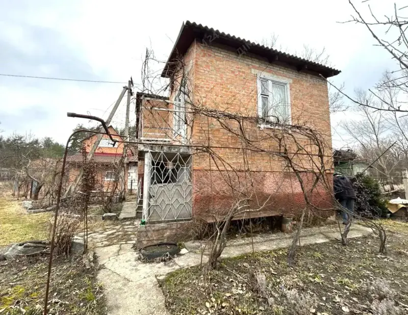 У продажу цегляна дача в тихому місці, поряд природа, річка та ліс.13 км від Полтави.Загальна площа — 40 кв.м. Будинок цегляний, перекриття залізобетонні.Земельна ділянка — 8,25 соток, приватизована.На першому поверсі розташована кухня.На другий поверх ведуть гвинтові сходи, кімната площею 13 кв.м.Опалення пічне. Вода зі свердловини, також є колодязь.На території є гараж, літній душ та господарські споруди.Документи на будинок і земельну ділянку в наявності.Э відеоогляд.Деталі за телефоном. Звертайтеся.