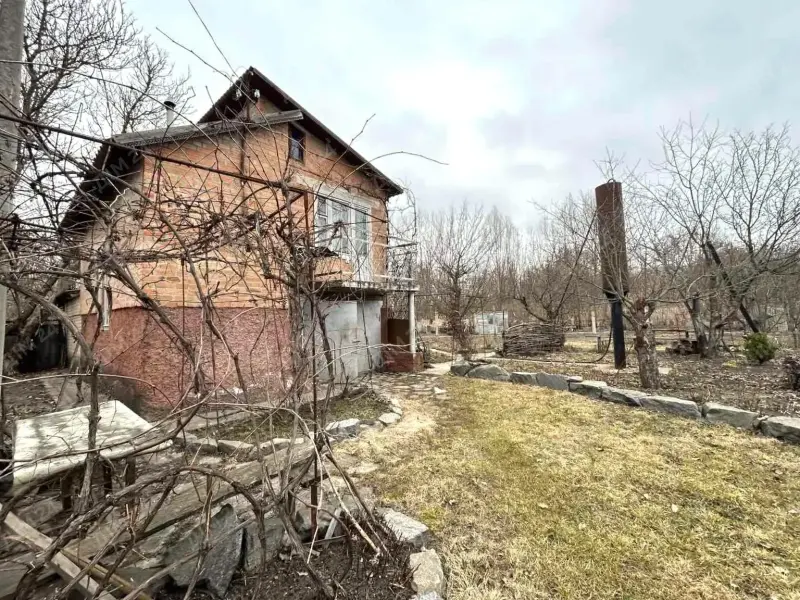У продажу цегляна дача в тихому місці, поряд природа, річка та ліс.13 км від Полтави.Загальна площа — 40 кв.м. Будинок цегляний, перекриття залізобетонні.Земельна ділянка — 8,25 соток, приватизована.На першому поверсі розташована кухня.На другий поверх ведуть гвинтові сходи, кімната площею 13 кв.м.Опалення пічне. Вода зі свердловини, також є колодязь.На території є гараж, літній душ та господарські споруди.Документи на будинок і земельну ділянку в наявності.Э відеоогляд.Деталі за телефоном. Звертайтеся.