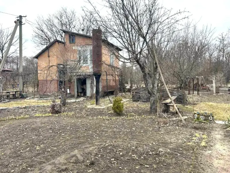 У продажу цегляна дача в тихому місці, поряд природа, річка та ліс.13 км від Полтави.Загальна площа — 40 кв.м. Будинок цегляний, перекриття залізобетонні.Земельна ділянка — 8,25 соток, приватизована.На першому поверсі розташована кухня.На другий поверх ведуть гвинтові сходи, кімната площею 13 кв.м.Опалення пічне. Вода зі свердловини, також є колодязь.На території є гараж, літній душ та господарські споруди.Документи на будинок і земельну ділянку в наявності.Э відеоогляд.Деталі за телефоном. Звертайтеся.