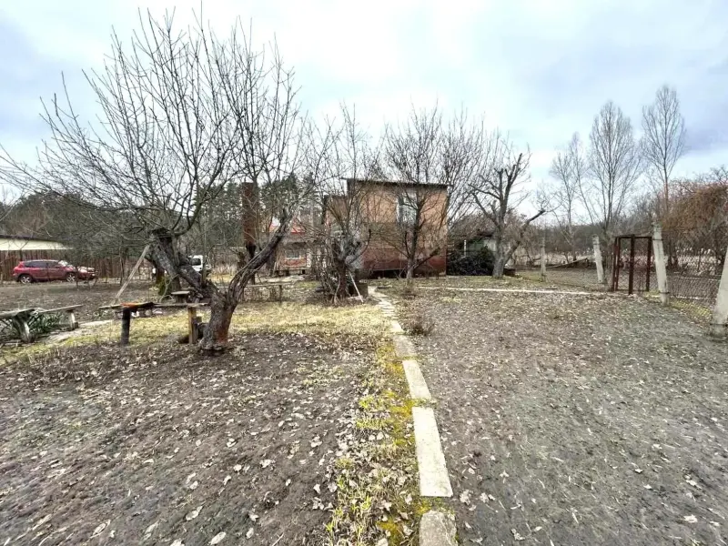 У продажу цегляна дача в тихому місці, поряд природа, річка та ліс.13 км від Полтави.Загальна площа — 40 кв.м. Будинок цегляний, перекриття залізобетонні.Земельна ділянка — 8,25 соток, приватизована.На першому поверсі розташована кухня.На другий поверх ведуть гвинтові сходи, кімната площею 13 кв.м.Опалення пічне. Вода зі свердловини, також є колодязь.На території є гараж, літній душ та господарські споруди.Документи на будинок і земельну ділянку в наявності.Э відеоогляд.Деталі за телефоном. Звертайтеся.