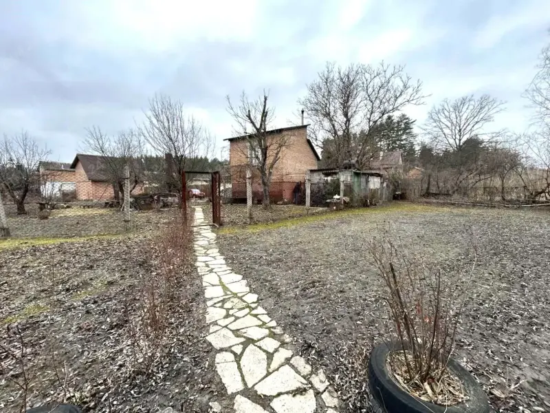 У продажу цегляна дача в тихому місці, поряд природа, річка та ліс.13 км від Полтави.Загальна площа — 40 кв.м. Будинок цегляний, перекриття залізобетонні.Земельна ділянка — 8,25 соток, приватизована.На першому поверсі розташована кухня.На другий поверх ведуть гвинтові сходи, кімната площею 13 кв.м.Опалення пічне. Вода зі свердловини, також є колодязь.На території є гараж, літній душ та господарські споруди.Документи на будинок і земельну ділянку в наявності.Э відеоогляд.Деталі за телефоном. Звертайтеся.