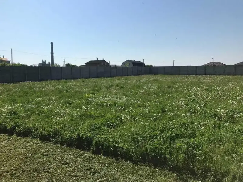 Що робить ділянку рентабельною і бажаною для покупця? &nbsp;Зручне місце, рельєф місцевості, наявність комунікацій, гарний під`їзд. Нині справді проблема знайти подібне місце за доступною ціною!Уже завтра можна починати будівництво власного будинку! &nbsp;Ділянка повністю готова до продажу:Гарний під`їзд до зупинки громадського транспорту 5 хвилин повільним кроком - що зручно за відсутності автомобіля.Комунікації по межі ділянки, що робить більш економним їх підключення. Гарний район - обжите місце, бо поруч багато  нових будинків.Переконайтеся що ділянка ще у продажу та поспішіть записатися на перегляд за вказаним номером!