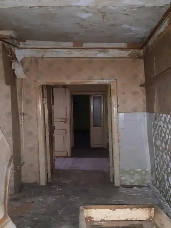 Частина будинку у центрі міста в районі Сонячного парку.* Цегляна споруда потребує капітального ремонту;* загальна площа 86м2;* три кімнати під ремонт;* приміщення санвузла в будинку, є виведення труб потребує ремонту;* пічне-газове опалення;* зливна яма у дворі;* загальний двір.Ви здатні долати складнощі, тоді цей об`єкт для вас.Потрібний показ, телефонуйте!
