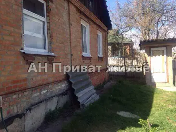 Продам добротний будинок, р-н Довженка. * Площа будинку 84 м2, 3 кімнати, всі зручності в будинку.* Вікна металопластик * Двоповерховий гараж, 2 вольєри, 11 соток землі. * В будинку необхідно робити ремонт. * 2 зливних ями, автономне опалення. &nbsp;Великий двір, відмінне місце розташування, поруч зупинка - 600 метрів.