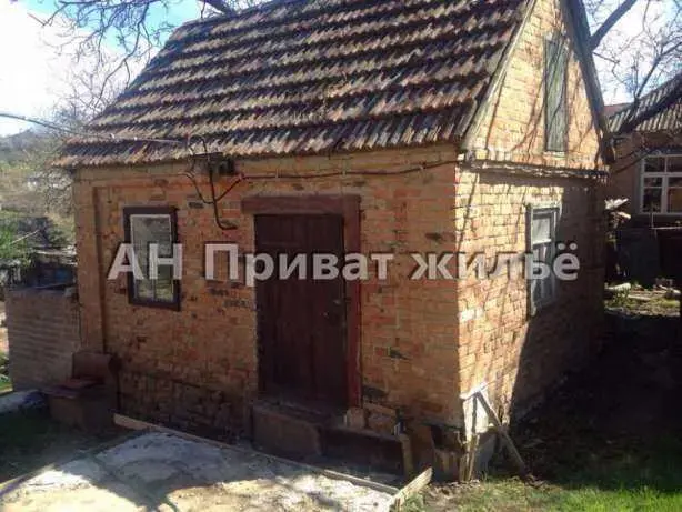 Продам добротний будинок, р-н Довженка. * Площа будинку 84 м2, 3 кімнати, всі зручності в будинку.* Вікна металопластик * Двоповерховий гараж, 2 вольєри, 11 соток землі. * В будинку необхідно робити ремонт. * 2 зливних ями, автономне опалення. &nbsp;Великий двір, відмінне місце розташування, поруч зупинка - 600 метрів.