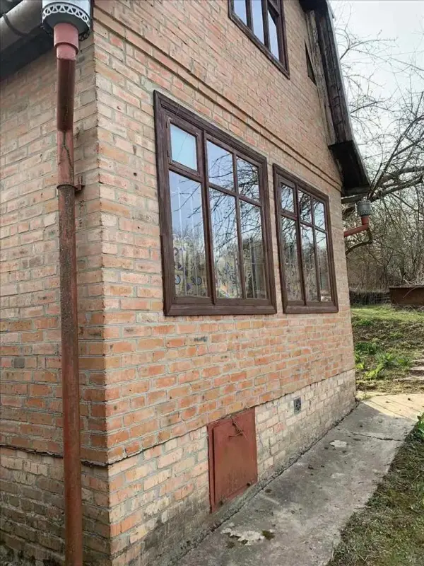 Продається 2-х поверхова цегляна дача в Сем`янівці, 1999 року побудови.* Загальна площа 55 м2.* Дві окремі кімнати.* Дерев`яні вікна з ґратами.* Зроблений гарний ремонт.* Вода - колодязь у дворі.Земельна ділянка 6 соток. До річки 300м.Телефонуйте, чудова ціна для дачі сьогодні!