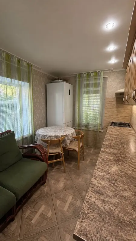 В продажу частина будинку в Ліску:* Площа 46/24/12 м2, дві кімнати, та велика кухня.* Будинок повністю цегляний + утеплений по всьому периметру.* У відмінному стані, виконано якісний сучасний ремонт.* Всі зручності в будинку, енергозберігаючі металопластикові вікна.* Опалення пічно-газове задекороване під камін.* У дворі є гараж, новий паркан.* Сад, город, поруч річка, озеро та ліс Прекрасні місця, гарне сполучення з містомМожливий обмін на 2-х кімнатну квартируЄ відеооглядЗа більш детальною інформацією звертайтеся за телефоном
