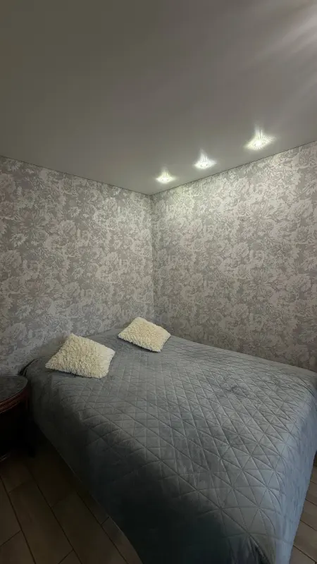 В продажу частина будинку в Ліску:* Площа 46/24/12 м2, дві кімнати, та велика кухня.* Будинок повністю цегляний + утеплений по всьому периметру.* У відмінному стані, виконано якісний сучасний ремонт.* Всі зручності в будинку, енергозберігаючі металопластикові вікна.* Опалення пічно-газове задекороване під камін.* У дворі є гараж, новий паркан.* Сад, город, поруч річка, озеро та ліс Прекрасні місця, гарне сполучення з містомМожливий обмін на 2-х кімнатну квартируЄ відеооглядЗа більш детальною інформацією звертайтеся за телефоном