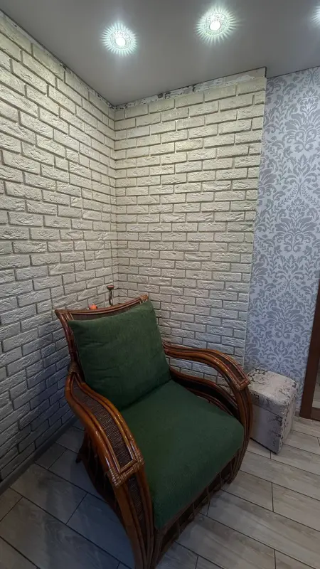В продажу частина будинку в Ліску:* Площа 46/24/12 м2, дві кімнати, та велика кухня.* Будинок повністю цегляний + утеплений по всьому периметру.* У відмінному стані, виконано якісний сучасний ремонт.* Всі зручності в будинку, енергозберігаючі металопластикові вікна.* Опалення пічно-газове задекороване під камін.* У дворі є гараж, новий паркан.* Сад, город, поруч річка, озеро та ліс Прекрасні місця, гарне сполучення з містомМожливий обмін на 2-х кімнатну квартируЄ відеооглядЗа більш детальною інформацією звертайтеся за телефоном