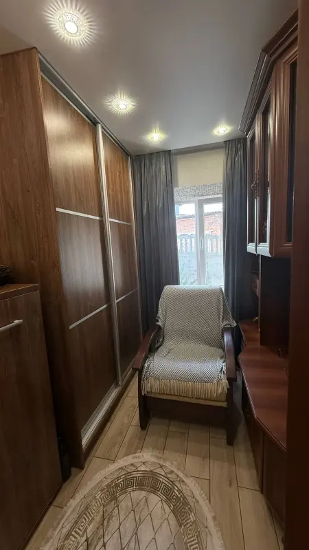 В продажу частина будинку в Ліску:* Площа 46/24/12 м2, дві кімнати, та велика кухня.* Будинок повністю цегляний + утеплений по всьому периметру.* У відмінному стані, виконано якісний сучасний ремонт.* Всі зручності в будинку, енергозберігаючі металопластикові вікна.* Опалення пічно-газове задекороване під камін.* У дворі є гараж, новий паркан.* Сад, город, поруч річка, озеро та ліс Прекрасні місця, гарне сполучення з містомМожливий обмін на 2-х кімнатну квартируЄ відеооглядЗа більш детальною інформацією звертайтеся за телефоном