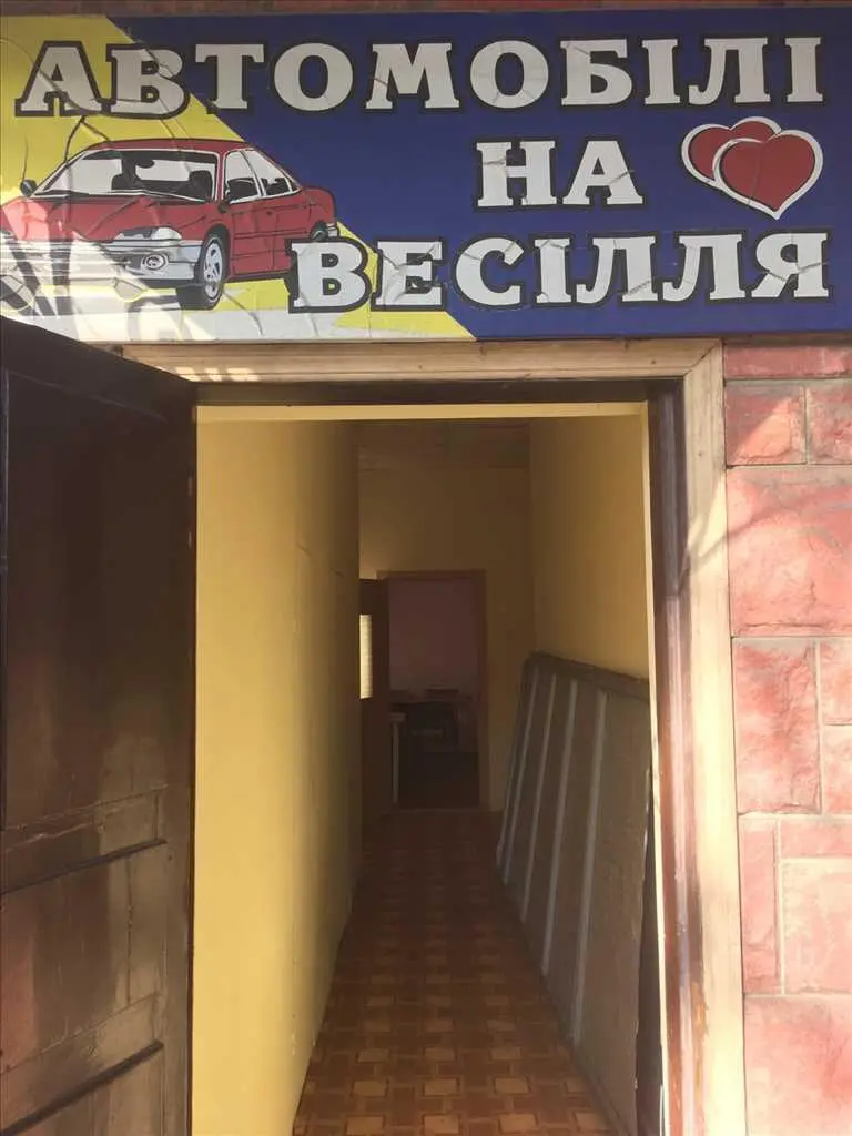 Квартира · 4+ кімнати