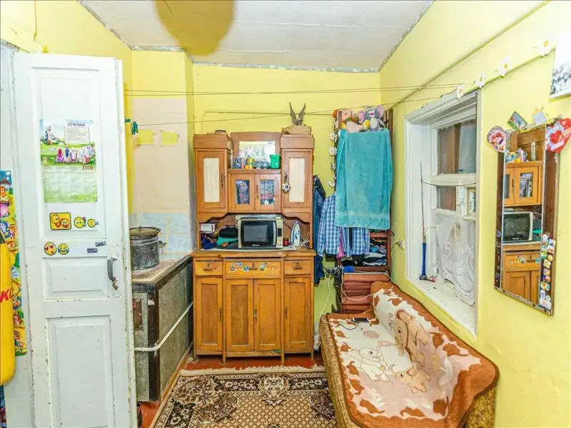 У продажу 1/2 частина будинку.* загальна площа 42.4 кв.м* 3 кімнати, висота стелі 2.65 м* опалення індивідуальне газове* санвузол у будинку, є зливна яма* окрема обгороджена ділянка площею 6,68 сотих гектара землі* на території є криниця, льох, флігель та госп. будівлі* Зручний асфальтований під`їзд для автомобіля, є місце під гараж* Розвинена інфраструктура: супермаркети, магазини, банки, школа* до зупинки кільцевого маршруту 200 метрів* документи готові до продажуТелефонуйте! Більше інформації за телефоном.Місце – чудове!Телефонуйте! Більш детальну інформацію ви можете дізнатись за телефоном.