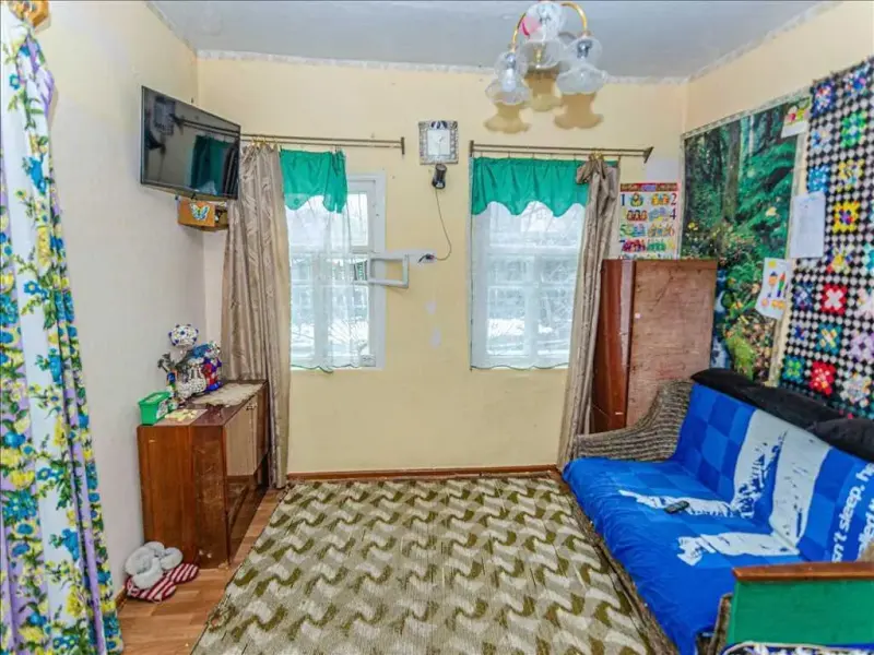 У продажу 1/2 частина будинку.* загальна площа 42.4 кв.м* 3 кімнати, висота стелі 2.65 м* опалення індивідуальне газове* санвузол у будинку, є зливна яма* окрема обгороджена ділянка площею 6,68 сотих гектара землі* на території є криниця, льох, флігель та госп. будівлі* Зручний асфальтований під`їзд для автомобіля, є місце під гараж* Розвинена інфраструктура: супермаркети, магазини, банки, школа* до зупинки кільцевого маршруту 200 метрів* документи готові до продажуТелефонуйте! Більше інформації за телефоном.Місце – чудове!Телефонуйте! Більш детальну інформацію ви можете дізнатись за телефоном.