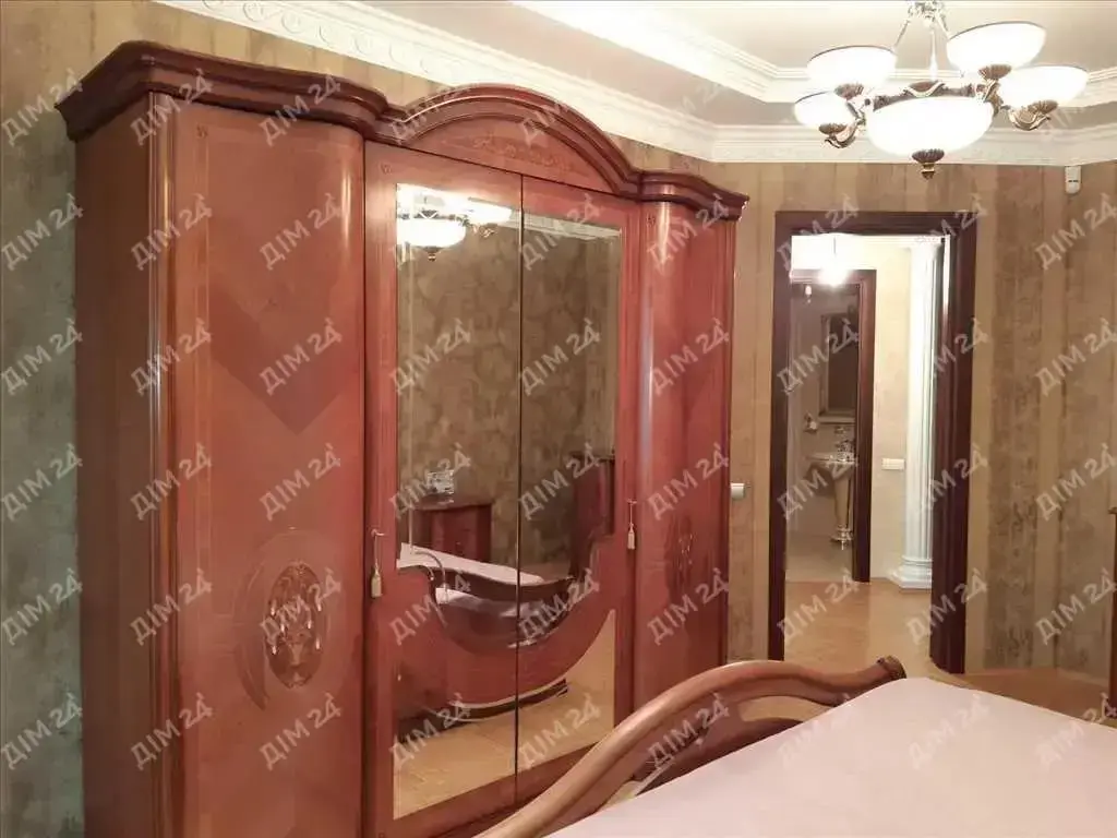 Квартира · 3 кімнати — Центр