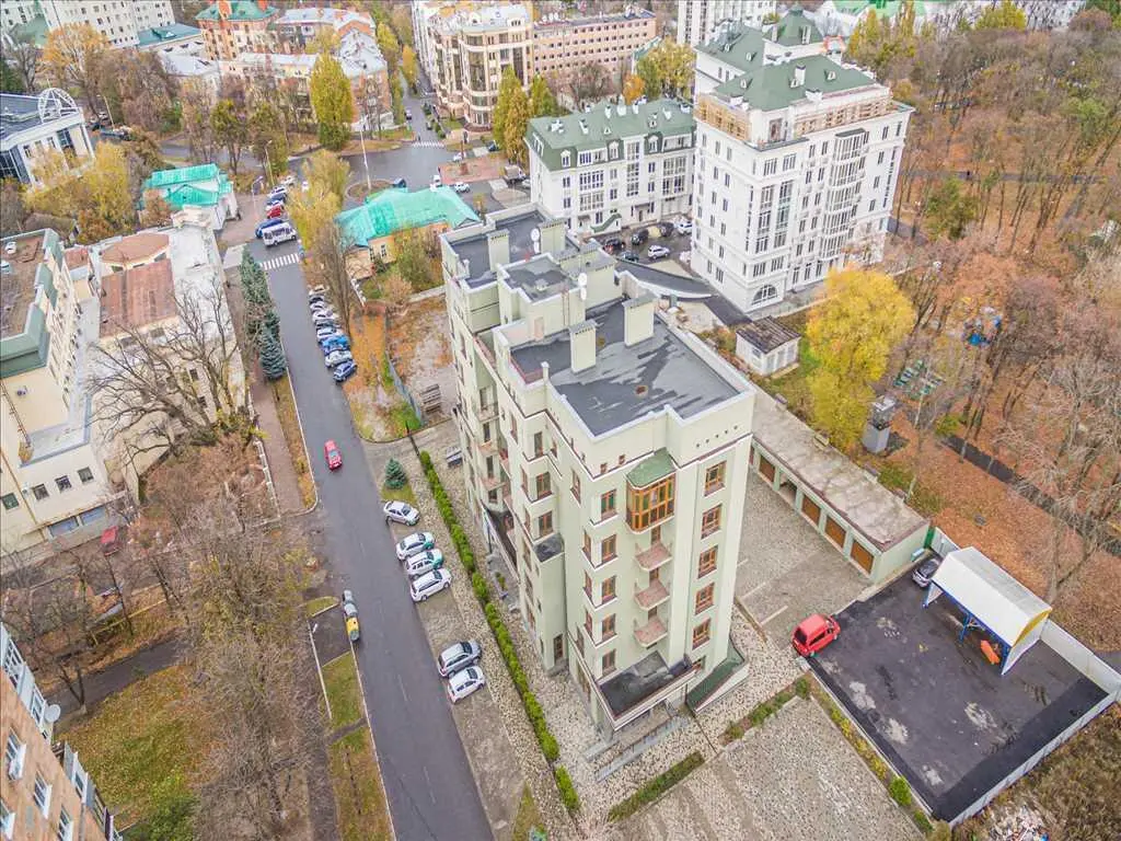 Квартира · 4+ кімнати