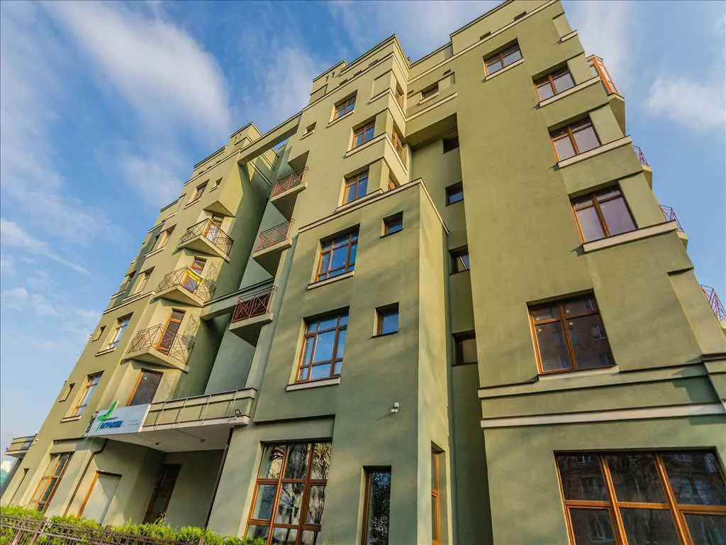Квартира · 4+ кімнати