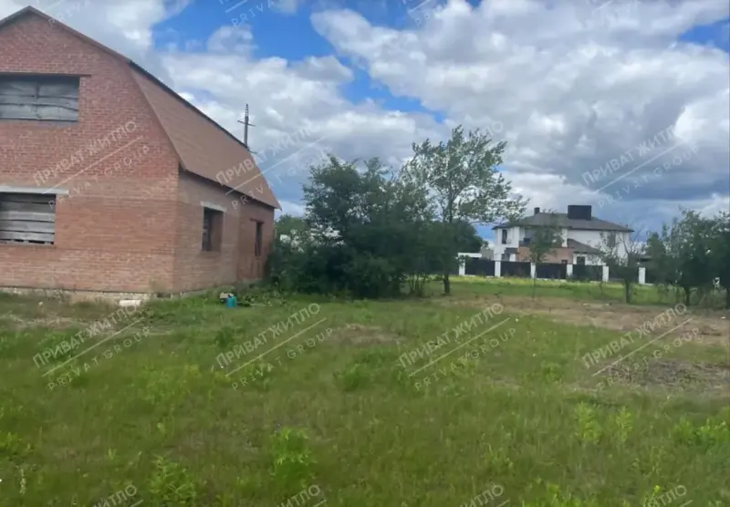 У продажу недобудова в районі ГРЛ:* Цегляний будинок в 2 поверхи.* Комунікації поруч, електроенергія підведена.* Капітальний підвал (окремо від будинку), колодязь, зливна яма.* Ділянка рівна, правильної прямокутної форми; площа - 15 соток.Телефонуйте та дізнавайтеся подробиці!