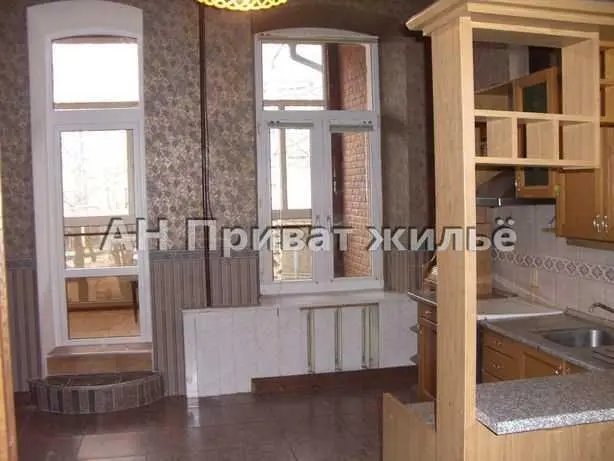 Квартира · 4+ кімнати