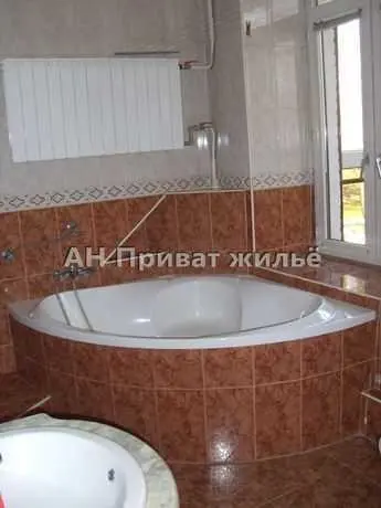 Квартира · 4+ кімнати — Центр