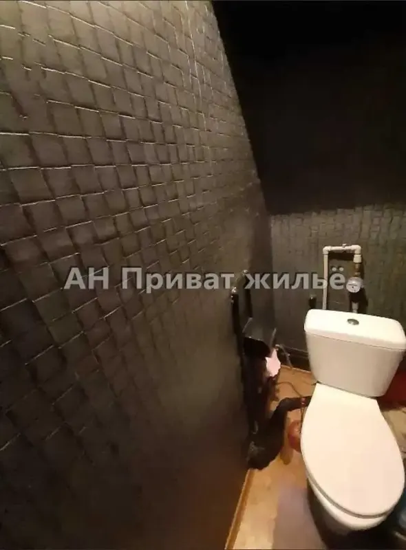 В продажу 3-кімнатна квартира по вул. Соборності:* Загальна площа 57 м2, простора кухня - 7,5 м2.* Кімнати роздільні - у кожного своя кімната. * Розташована квартира на першому поверсі - можна обладнати під не житлове приміщення.* Цегляний будинок * Гарна інфраструктура &nbsp;- поруч школа, магазини, парк, місця відпочинку, зупинка кільцевого, до центру міста дві хвилини на авто. За більш детальною інформацією звертайтеся по вказаному номеру &nbsp;телефону.