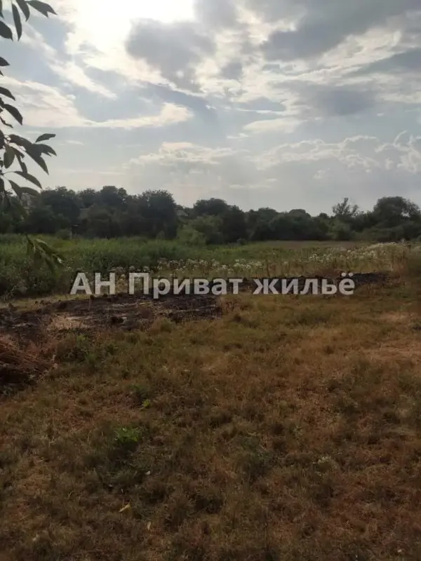 Отличный участок для постройки дома вашей мечты!* 15 соток, прямоугольная форма, ровный.* &nbsp;Вода, газ, электичество - по улице.* Остановка транспорта, школа, детский сад, магазины - в пешей доступности.За детальной информацией звоните!