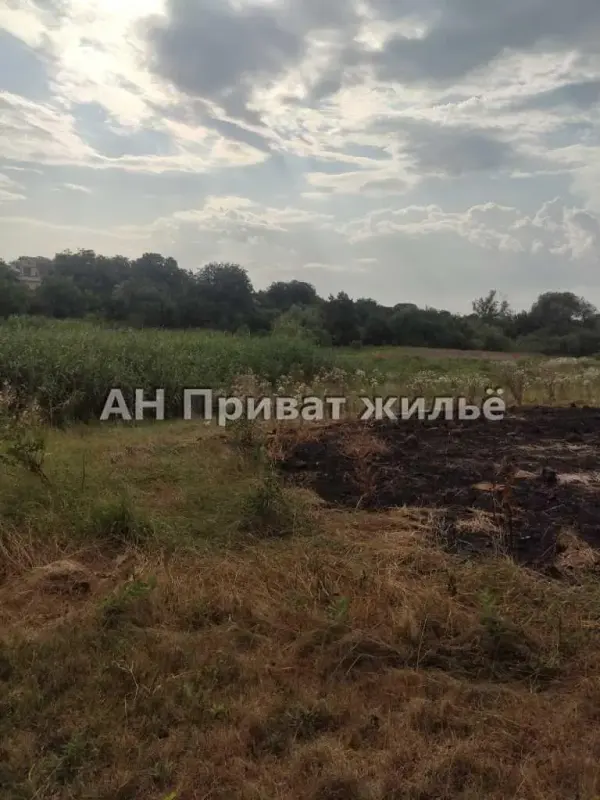Отличный участок для постройки дома вашей мечты!* 15 соток, прямоугольная форма, ровный.* &nbsp;Вода, газ, электичество - по улице.* Остановка транспорта, школа, детский сад, магазины - в пешей доступности.За детальной информацией звоните!
