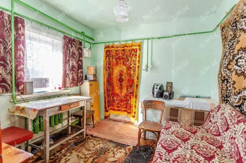 Тиша, природа та комфорт заміського життя, не відмовляючись від переваг міста.На правому березі річки Ворскла поруч із абрикосовою галявиною ви отримуєте будинок зі зручностями та комбінованим опаленням.* Загальна площа будинку 49,8 м2;* три житлові кімнати; * опалення індивідуальне газове плюс двозонне напівавтоматичне пічне газове;* водопостачання централізоване; * суміжний санвузол замінені сантехнічні комунікації є зливна яма;* для підігріву води встановлений бойлер;* нові енергоощадні металопластикові вікна;* земельна ділянка 10 соток функціональність та простір якої, дозволяє втілити в життя ландшафтний проект вашої мрії;* присвоєний кадастровий номер;* асфальтований під`їзд.Лише 4км до міста. Поруч школа та дитячий садочок. До зупинки маршрутного транспорту та магазину 50 метрів.