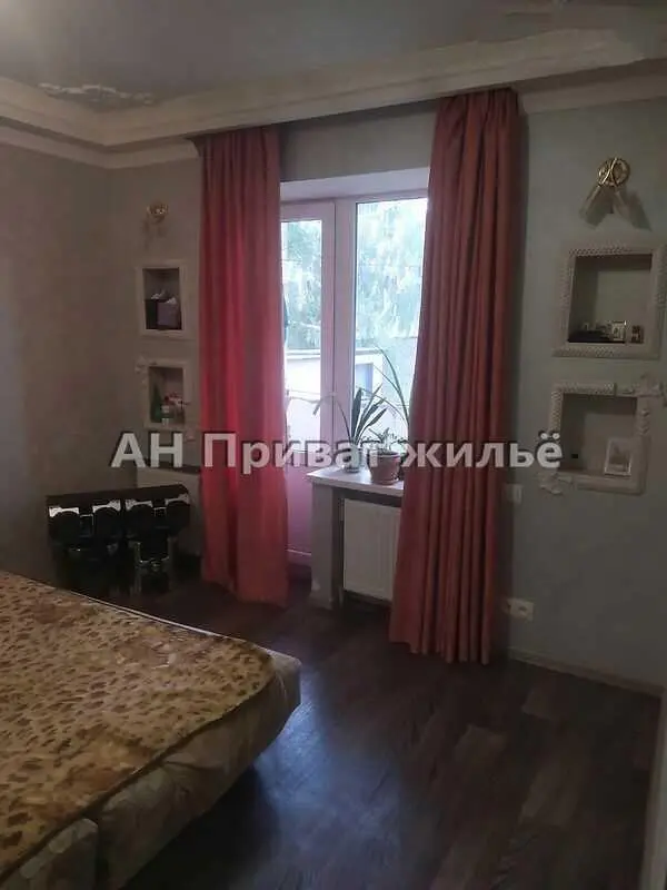 Квартира · 4+ кімнати