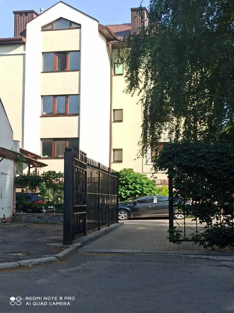 Квартира · 4+ кімнати — Центр