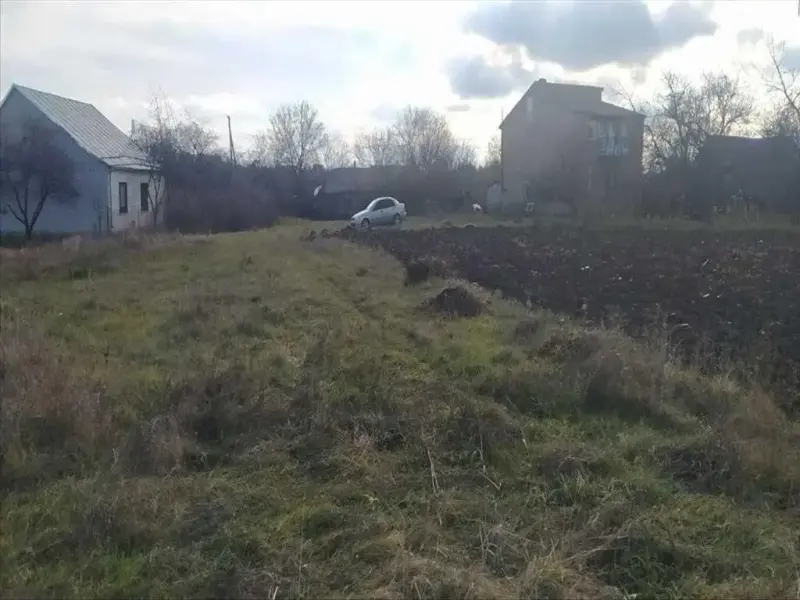 Пропонуємо до покупки чудову ділянку в Супрунівці (7 км від Полтави) * Площа ділянки 25 соток. * Поруч житлові будинки та добрі сусіди.* Під`їзд насипний. * Світло та газ проходять по межі ділянки. * У 100 м. від ділянки зариблене водоймище. * Ділянка приватизована і є кадастровий номер. За більш детальною інформацією телефонуйте або пишіть у Вайбер