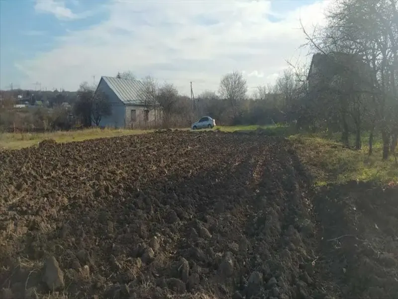 Пропонуємо до покупки чудову ділянку в Супрунівці (7 км від Полтави) * Площа ділянки 25 соток. * Поруч житлові будинки та добрі сусіди.* Під`їзд насипний. * Світло та газ проходять по межі ділянки. * У 100 м. від ділянки зариблене водоймище. * Ділянка приватизована і є кадастровий номер. За більш детальною інформацією телефонуйте або пишіть у Вайбер