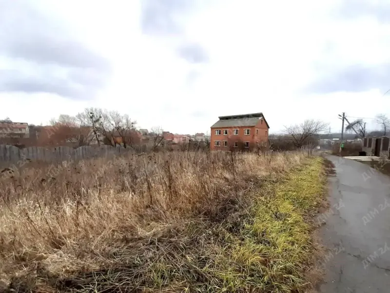 Презентуємо ділянку в межах міста!* Площа ділянки 12 соток;* місцезнаходження Говтвянчик;* правильної прямокутної форми;* призначення для ведення особистого селянського господарства;* присвоєний кадастровий номер;* газ по вулиці;* електрика 10 метрів;* під`їзд асфальтований;* 20 хвилин на автомобілі до центру Полтави;* 10 хвилин до зупинки транспорту та 500 метрів до продуктового магазину.