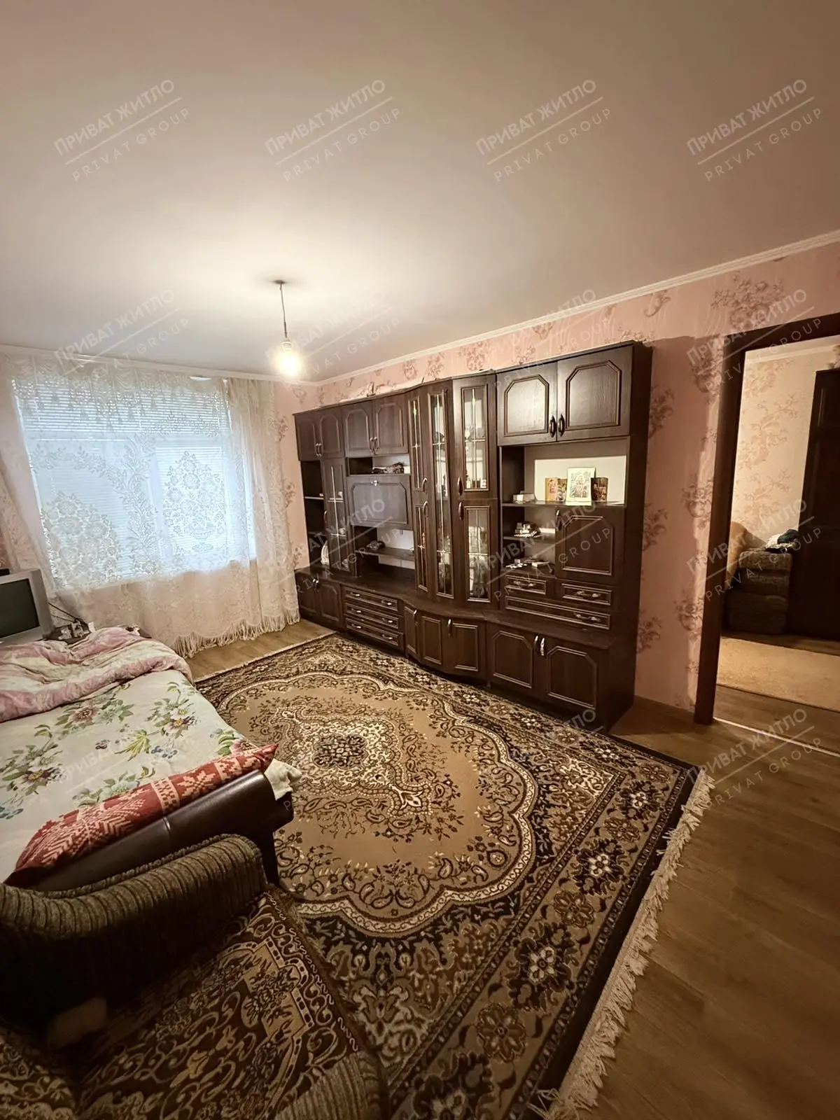 У продажу квартира в приватному секторіЗагальна площа — 60 кв. м: ідеальний баланс між простором для життя та економією на опаленні;Житловий стан: можна одразу заїжджати та жити без жодного дискомфорту;4 сотки землі: ваша ділянка завжди буде доглянутою та охайною;Є сарай та льох: увесь інструмент та консервація будуть у повному порядку (льох можна переобладнати під гараж).Земля приватизована, кадастровий номер у наявності!Телефонуйте, переглядайте, купуйте!