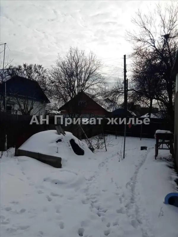 У продажу добротний цегляний будинок 108 кв.м (4 кімнати, 2 санвузли)Ділянка 8,5 соток, приватизована, рівна, з плодовими деревами та виноградом. Автономне опалення, усі вікна замінені на металопластикові. Флігель, два сараї, окремий заїзд з вулиці, погріб, вольєр. 5–7 хвилин до зупинки «Красіна». Телефонуйте — домовимось про перегляд!