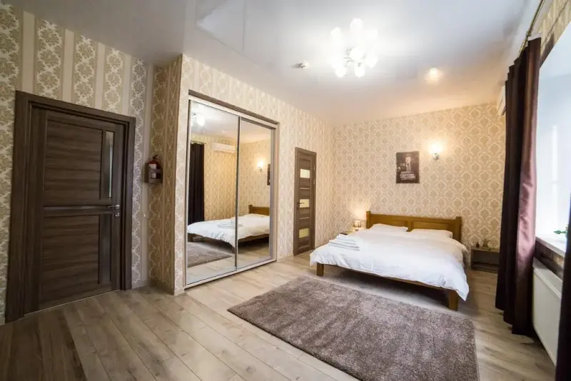 Площа приміщення 663 м² на 4 рівнях, закрита територія 10 соток із парковкою та гаражами. Будівля обладнана пожежною та охоронною сигналізацією, датчиками диму, відеоспостереженням, кнопкою тривоги та зовнішнім освітленням.Кожне приміщення має кондиціонер, інтернет і телебачення. Планування дозволяє зонування під кабінети, аудиторії, палати, адміністративні блоки.Зручна логістика для клієнтів і персоналу: поруч транспорт, супермаркети, автовокзал.Оптимальне рішення для клініки, діагностичного центру, реабілітації або приватної школи.