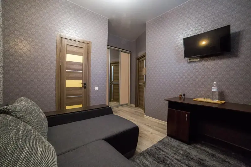 Площа приміщення 663 м² на 4 рівнях, закрита територія 10 соток із парковкою та гаражами. Будівля обладнана пожежною та охоронною сигналізацією, датчиками диму, відеоспостереженням, кнопкою тривоги та зовнішнім освітленням.Кожне приміщення має кондиціонер, інтернет і телебачення. Планування дозволяє зонування під кабінети, аудиторії, палати, адміністративні блоки.Зручна логістика для клієнтів і персоналу: поруч транспорт, супермаркети, автовокзал.Оптимальне рішення для клініки, діагностичного центру, реабілітації або приватної школи.