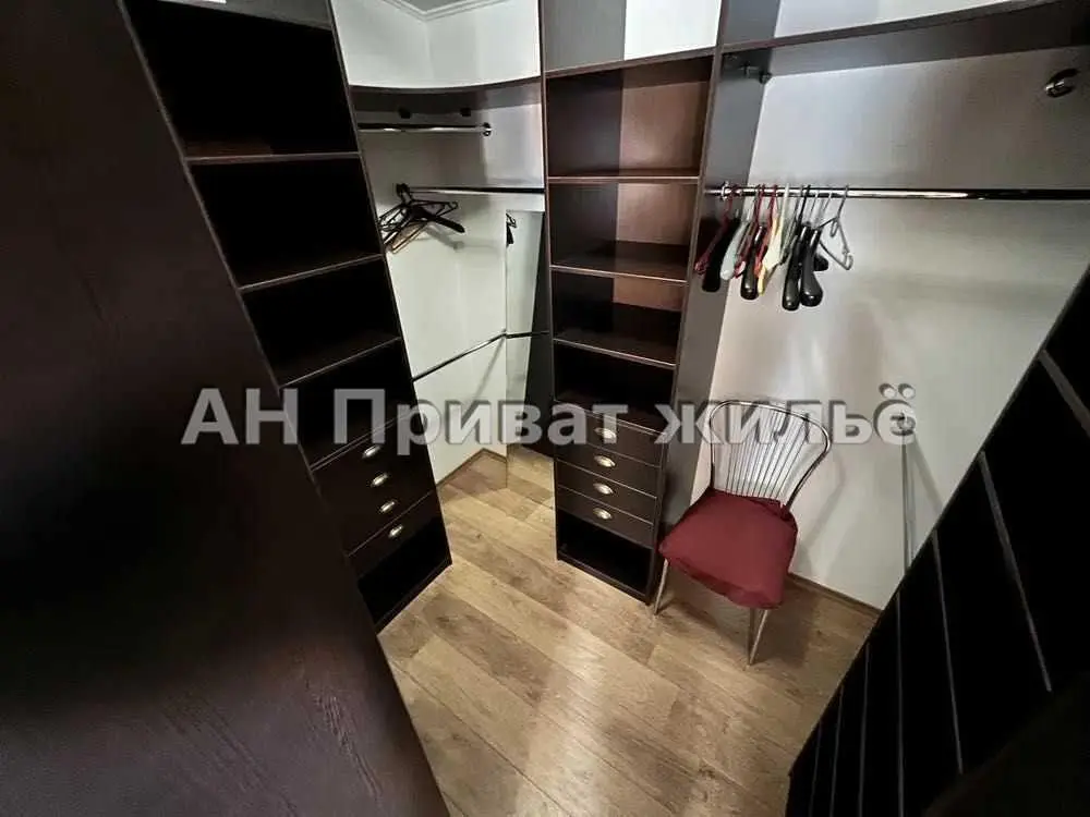 Квартира · 3 кімнати — Центр