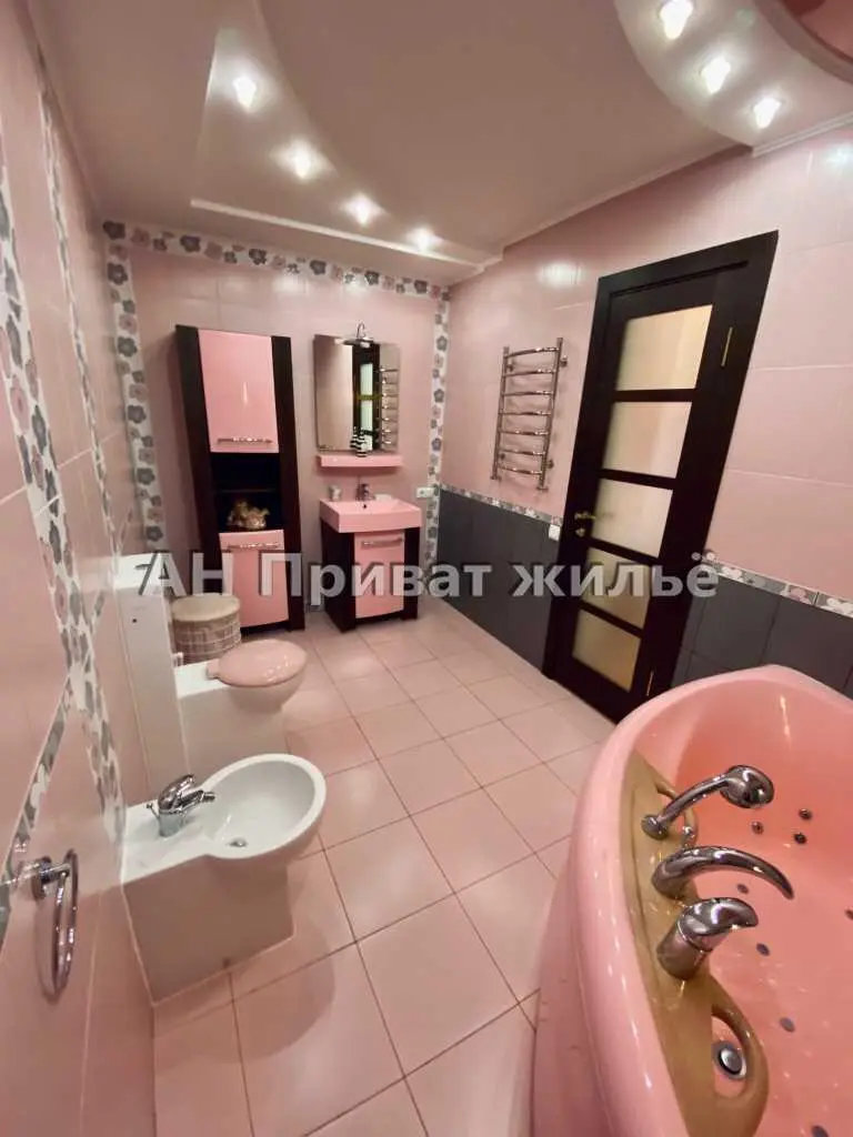 Квартира · 3 кімнати — Центр