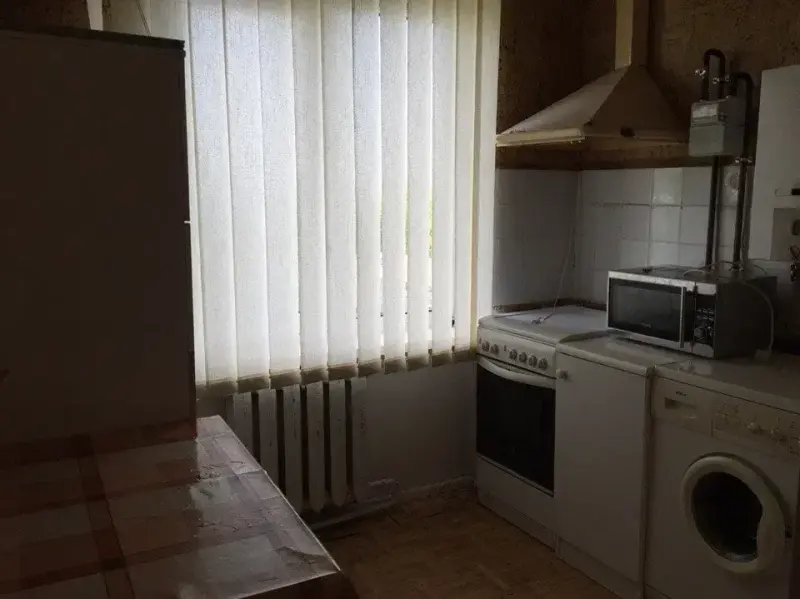 Двокімнатна квартира майже в центрі м. Полтава* загальна площа 46 м2, площа кухні - 7м;* роздільні кімнати; * розташована квартира на 5 поверсі цегляної п`ятиповерхівки;* є технічний поверх;* охайний косметичний ремонт; * на підігрів води встановлений бойлер.  Гарне розташування - &nbsp;неподалік знаходяться супермаркет, школа, дитсадок, до центру міста 10 хвилин.Якщо вас зацікавила квартира, звертайтеся за телефоном.