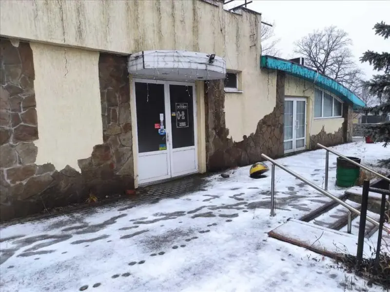 В продажу нежитлове приміщення в с.Копили на трасі Київ-Харків!!!*Земельна ділянка площею 33 сотки*Загальна площа приміщень -337,2 м*Два окремих просторих зали + виробничі приміщення (частина - повністю облаштований сирний цех з окремим входом)*Літній майданчик з двома бесідками та ставком*Цегляний гараж з сухим підвалом та стаціонарний кіоск з заведеною водою та ел/енергією при вході*Власна свердловина *Індивідуальне опалення *Велика територія для паркуванняМальовниче місце серед дубового гаю на жвавій транспортній артерії міста - найкраще місце для вашого бізнесу!