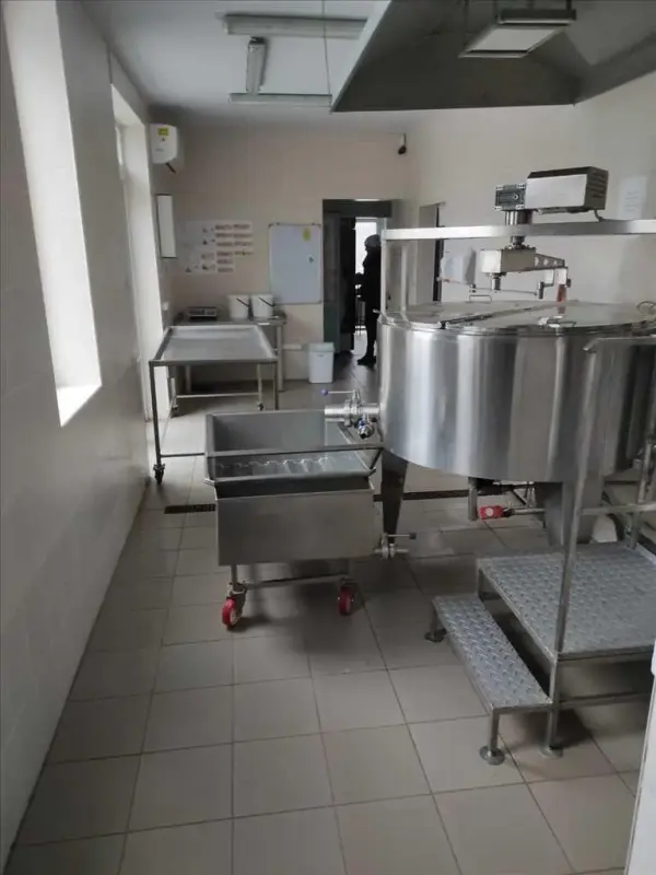 В продажу нежитлове приміщення в с.Копили на трасі Київ-Харків!!!*Земельна ділянка площею 33 сотки*Загальна площа приміщень -337,2 м*Два окремих просторих зали + виробничі приміщення (частина - повністю облаштований сирний цех з окремим входом)*Літній майданчик з двома бесідками та ставком*Цегляний гараж з сухим підвалом та стаціонарний кіоск з заведеною водою та ел/енергією при вході*Власна свердловина *Індивідуальне опалення *Велика територія для паркуванняМальовниче місце серед дубового гаю на жвавій транспортній артерії міста - найкраще місце для вашого бізнесу!