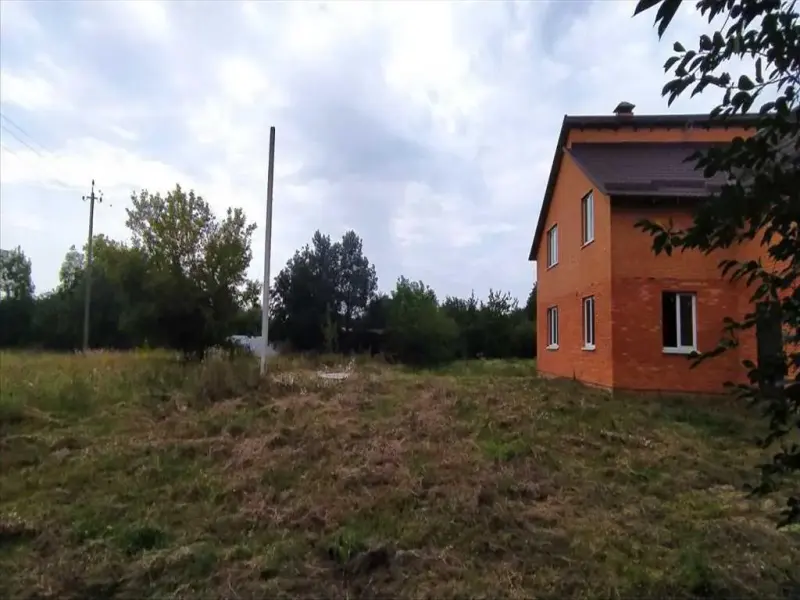 У продажу компактний та теплий будинок у с. Мильці, всього за декілька хвилин від Полтави.Будинок площею 36 кв.м розташований на приватизованій земельній ділянці 8 соток. Стіни виконані із саману, обкладені цеглою та утеплені, що забезпечує комфортний мікроклімат у будь-яку пору року.Переваги:пічне газове опалення;металопластикові вікна;вода заведена на ділянку;літня кухня з облаштованим санвузлом;достатньо місця для саду, городу або господарства.Ідеальний варіант для тих, хто мріє про власний будинок із землею без великих витрат.Можливий продаж за сертифікатами «єВідновлення» та житловими ваучерами.Телефонуйте для отримання детальної інформації!