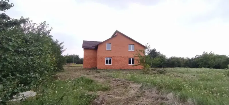 У продажу компактний та теплий будинок у с. Мильці, всього за декілька хвилин від Полтави.Будинок площею 36 кв.м розташований на приватизованій земельній ділянці 8 соток. Стіни виконані із саману, обкладені цеглою та утеплені, що забезпечує комфортний мікроклімат у будь-яку пору року.Переваги:пічне газове опалення;металопластикові вікна;вода заведена на ділянку;літня кухня з облаштованим санвузлом;достатньо місця для саду, городу або господарства.Ідеальний варіант для тих, хто мріє про власний будинок із землею без великих витрат.Можливий продаж за сертифікатами «єВідновлення» та житловими ваучерами.Телефонуйте для отримання детальної інформації!