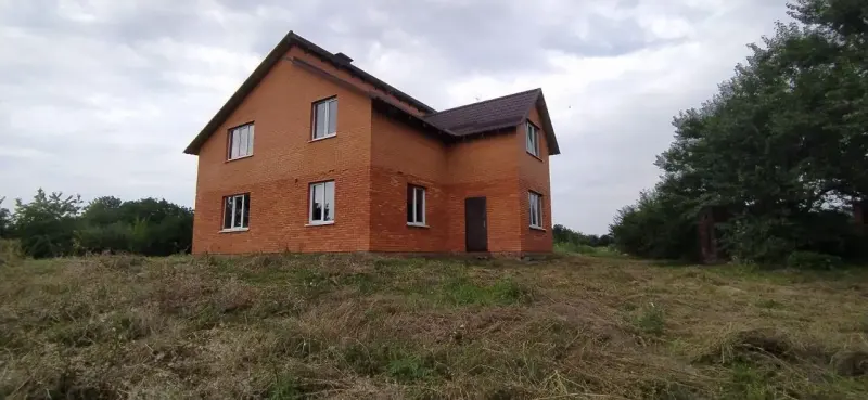 У продажу компактний та теплий будинок у с. Мильці, всього за декілька хвилин від Полтави.Будинок площею 36 кв.м розташований на приватизованій земельній ділянці 8 соток. Стіни виконані із саману, обкладені цеглою та утеплені, що забезпечує комфортний мікроклімат у будь-яку пору року.Переваги:пічне газове опалення;металопластикові вікна;вода заведена на ділянку;літня кухня з облаштованим санвузлом;достатньо місця для саду, городу або господарства.Ідеальний варіант для тих, хто мріє про власний будинок із землею без великих витрат.Можливий продаж за сертифікатами «єВідновлення» та житловими ваучерами.Телефонуйте для отримання детальної інформації!