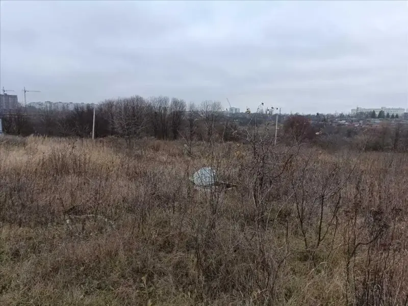 У продажу земельна ділянка в Яру* Загальна площа 10 соток* Цільове призначення - для будівництва та обслуговування житлового будинку* Поряд застроєні будинки* Всі коммунікації по вулиці* Документи готові до продажуТелефонуйте, відповім на додаткові питання та організую показ!